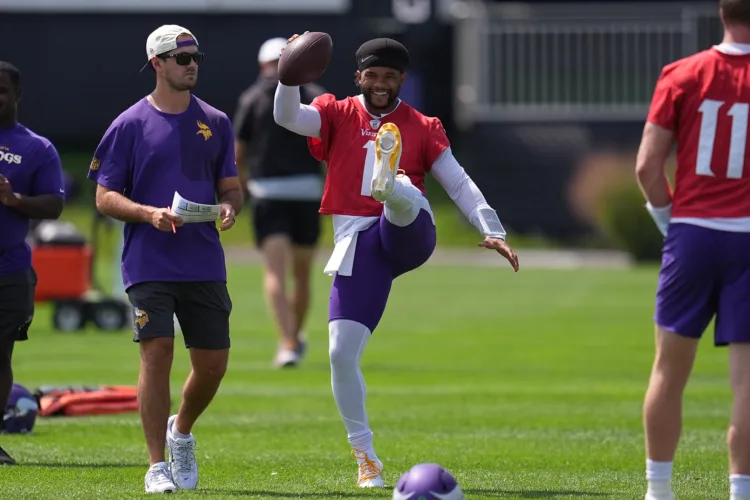 Vikings name Murray starting quarterback